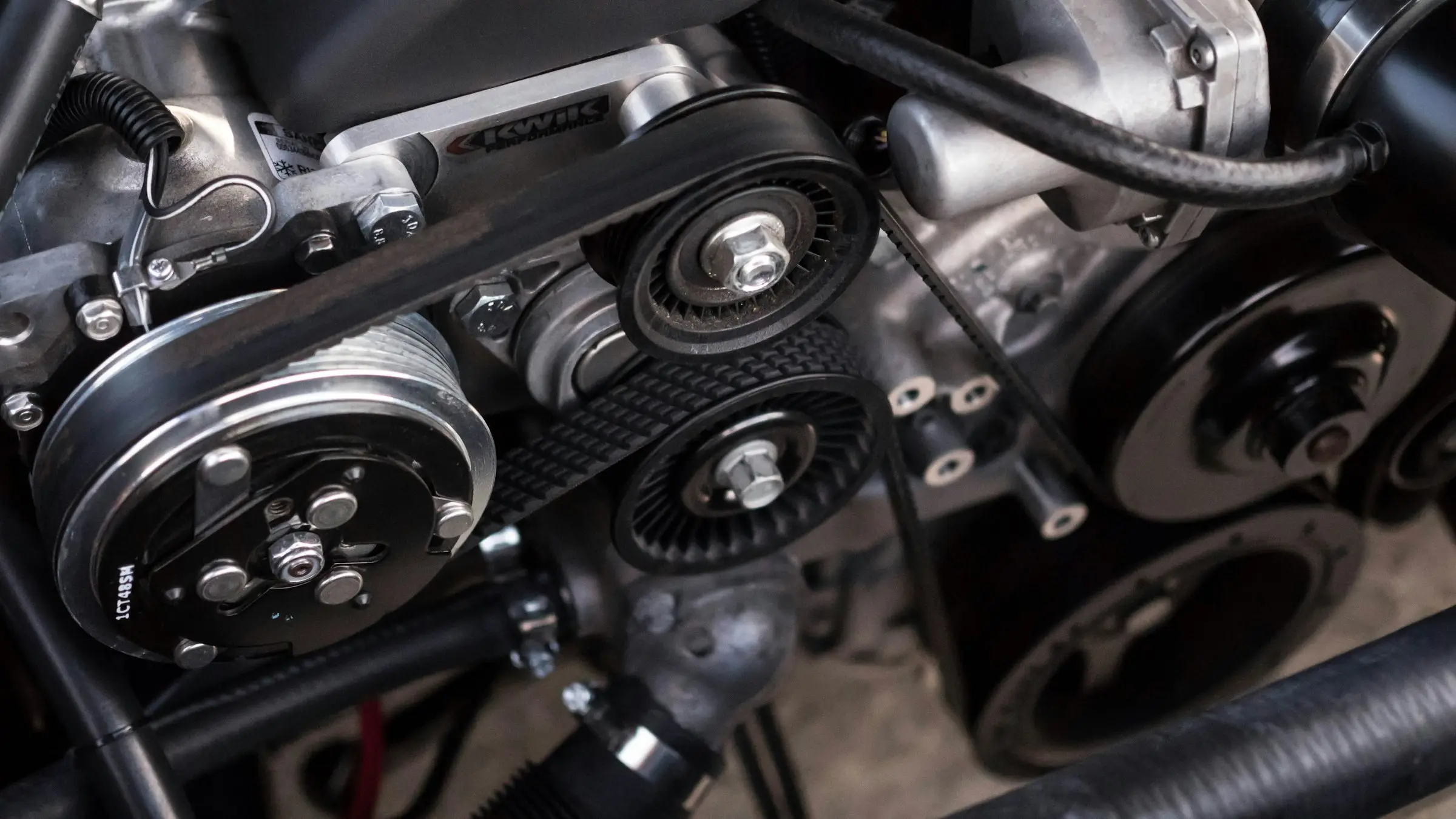 Bandas y poleas del motor a detalle